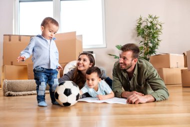 Genç çift taşınma sırasında oğulları ile oynarken