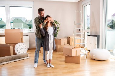 Yakışıklı adam şeklinde kız arkadaşı için bir sürpriz yapma