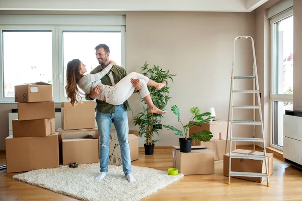 Dwoje młodych ludzi zakochanych w sobie i ich nowym mieszkaniu — Zdjęcie stockowe
