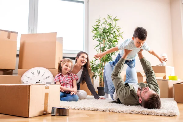 Playtime during a moving in break — Stock Photo, Image