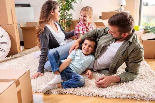 Familie macht Pause beim Einzug — Stockfoto