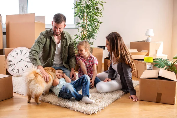 Familie im neuen Zuhause auspacken und spielen — Stockfoto