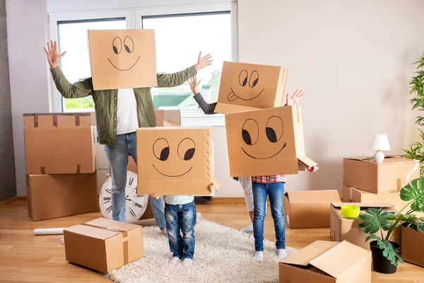 幸福的家庭扔一个党，在他们的头上的盒子 — 图库照片