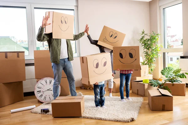 Költöztetés családi Party dobozokkal — Stock Fotó