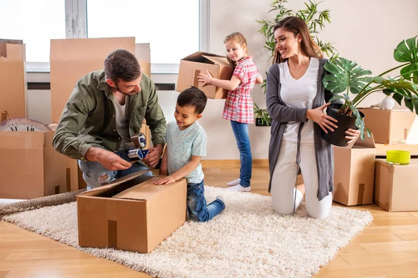 Junges Paar zieht mit seinen Kindern in ein neues Zuhause — Stockfoto