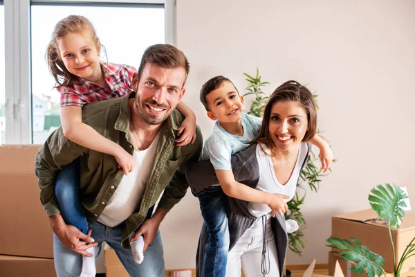 Zufriedene Gesichter einer vierköpfigen Familie — Stockfoto