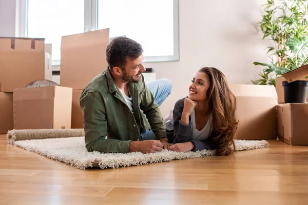 Un picnic en la alfombra mientras desempaca — Foto de Stock