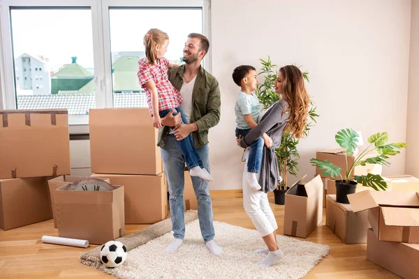 Vierköpfige Familie in ihrer neuen Wohnung — Stockfoto