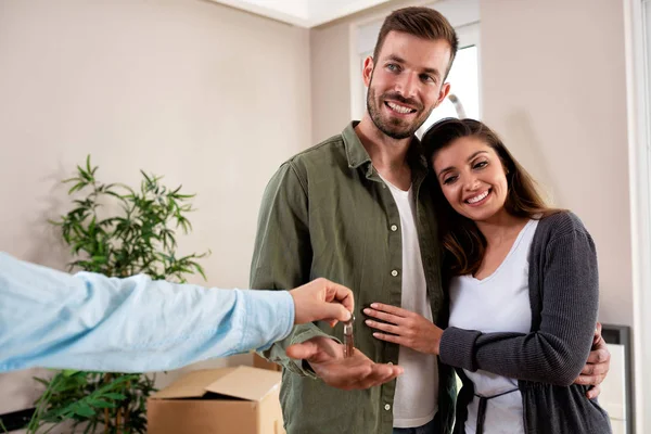 Férj és feleség az új lakás kulcsával — Stock Fotó