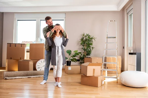 Handsome man making a surprise for his girlfriend in the form of — Stock Photo, Image