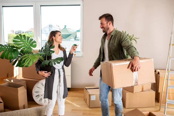 O processo de mudança em um novo apartamento — Fotografia de Stock