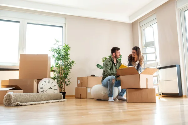 Dos amantes se mudan en el nuevo apartamento — Foto de Stock