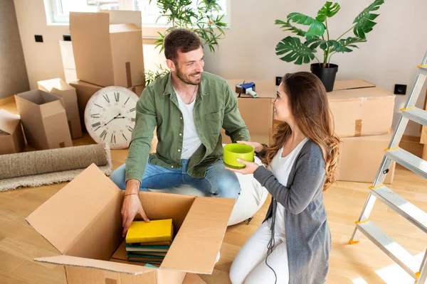 Dos amantes se mudan en el nuevo apartamento — Foto de Stock