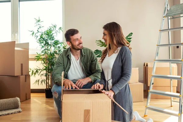 Yeni dairede iki muhabbet kuşu unpacking