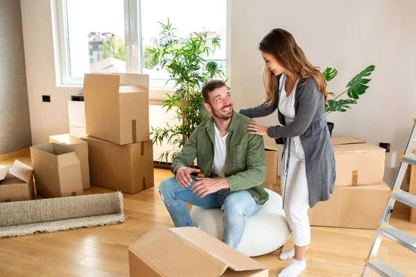 Dois pombinhos em seu novo apartamento desfazendo as malas — Fotografia de Stock