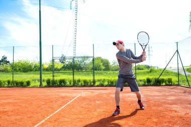 Genç adam antrenman ve tenis oynuyor. 