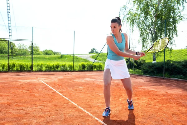 Sexy dívka zlepšení její backhand technika v tenise — Stock fotografie