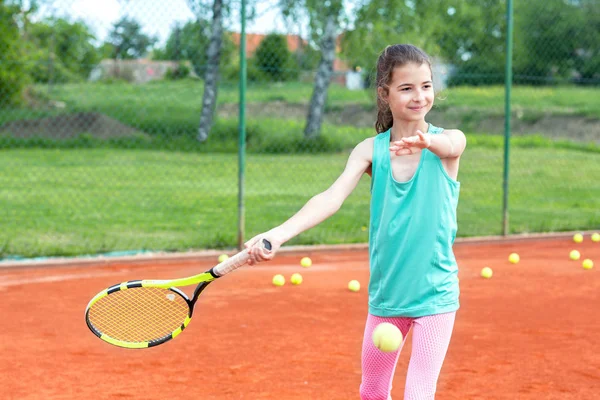 Édes gyermek játszik a tenisz — Stock Fotó