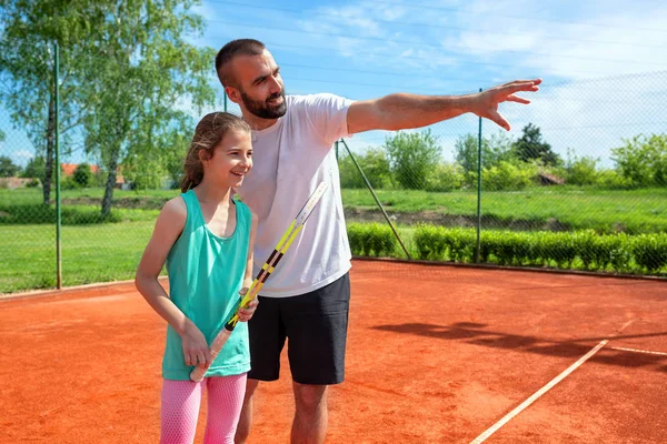 Tenisový trenér vysvětluje svému studentovi — Stock fotografie