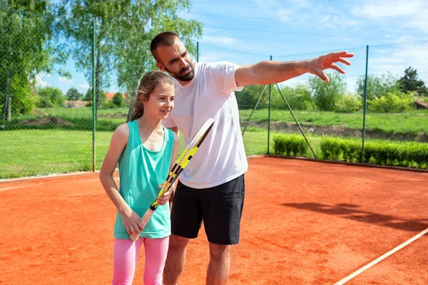 Mladá dívka a její tenisový trenér — Stock fotografie