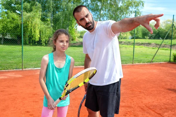 Mladá tenistka a její trenér — Stock fotografie