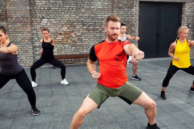 Yumruk yumruğa dayalı vücut ısıtma kavramı