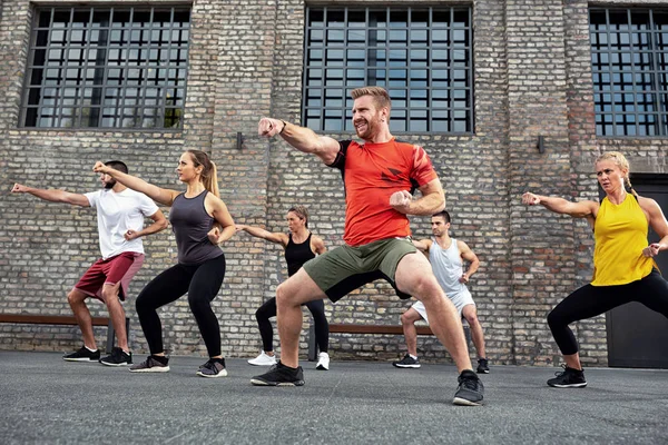 Kelompok orang pelatihan kebugaran dan seni bela diri bersama-sama — Stok Foto