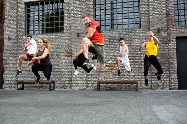 Atlet melompat selama sesi latihan — Stok Foto