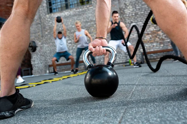 Grupo de pessoas formação, kettlebell preto — Fotografia de Stock