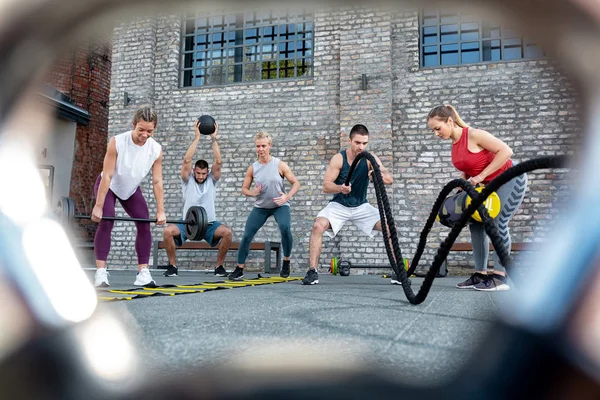 Entrenamiento visto a través del mango de un kettlebell —  Fotos de Stock