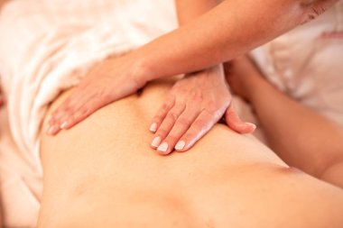 Mide bölgesi için el masajı.