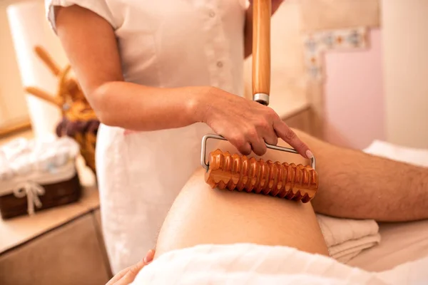 Lår massage med handtag förlängning trä roller — Stockfoto
