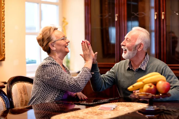 Pareja Mayor Divirtiéndose Mientras Juega Dominós Pasa Tiempo Tranquilo — Foto de Stock