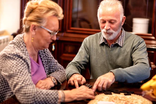 Pasangan Senior Bersenang Senang Sambil Bermain Domino Dan Menghabiskan Waktu — Stok Foto