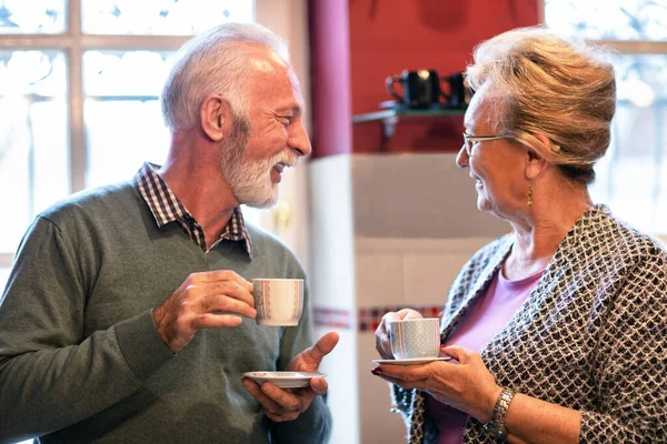 Äldre Par Som Dricker Och Gör Vänlig Konversation — Stockfoto