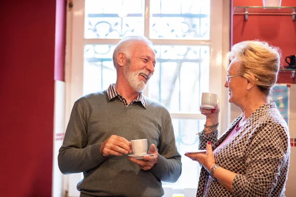 Pareja Mayor Tomando Una Taza Café Hablando — Foto de Stock