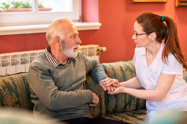 Mencintai Perawat Berbicara Dengan Pria Senior Dan Membuat Kontak Fisik — Stok Foto