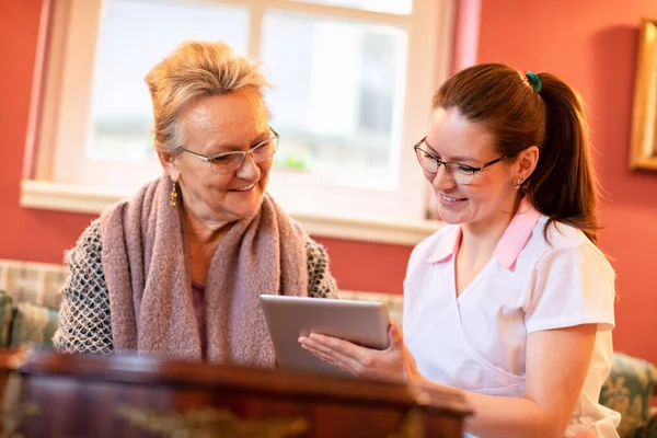 Krankenschwester Stellt Ihrer Patientin Die Technologie Vor Und Zeigt Ihren — Stockfoto