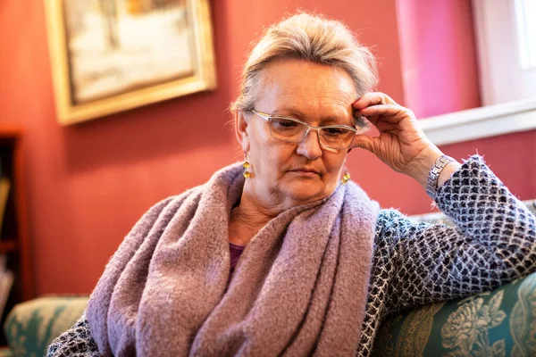 Senior Kvinna Hantera Depression När Sitter Ner — Stockfoto