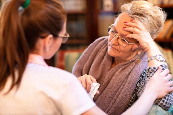 Femeie Mai Vârstă Care Își Ține Capul Este Deprimată Simptome — Fotografie, imagine de stoc
