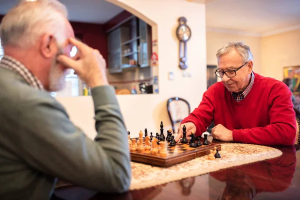 チェスをしながら2人の先輩が互いを追い出し — ストック写真