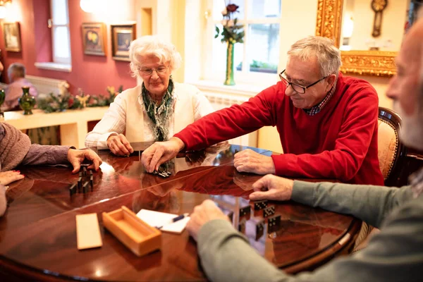 Grupo Personas Mayores Que Divierten Mientras Juegan Juego Dominó — Foto de Stock