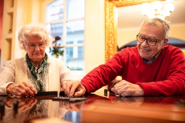 Äldre Människor Njuter Att Spela Brädspel Ett Äldreboende — Stockfoto