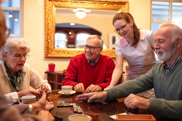 Ápoló Felszolgáló Tea Míg Idősek Játszanak Társasjátékok Idősek Otthona — Stock Fotó