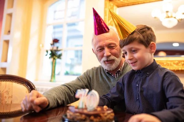 Söt Pojke Firar Födelsedag Med Sin Farfar Och Tårta — Stockfoto