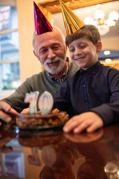 Anak Manis Merayakan Ulang Tahun Dengan Kakeknya Dan Kue — Stok Foto