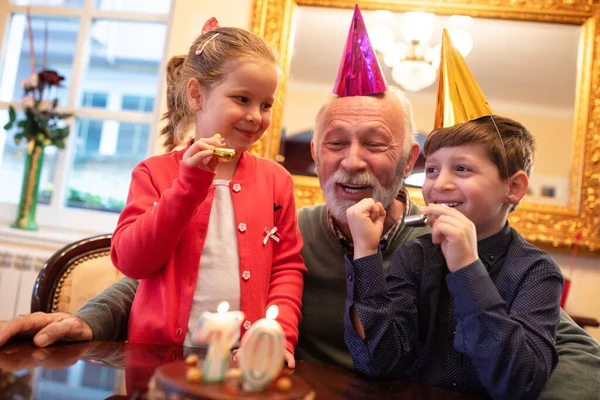 Kakek Mengadakan Pesta Dengan Cucu Cucunya Menikmati Waktu Bersama — Stok Foto
