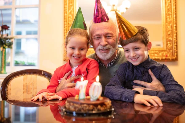 Kakek Dan Cucu Cucunya Meniup Lilin Dari Kue Ulang Tahun — Stok Foto