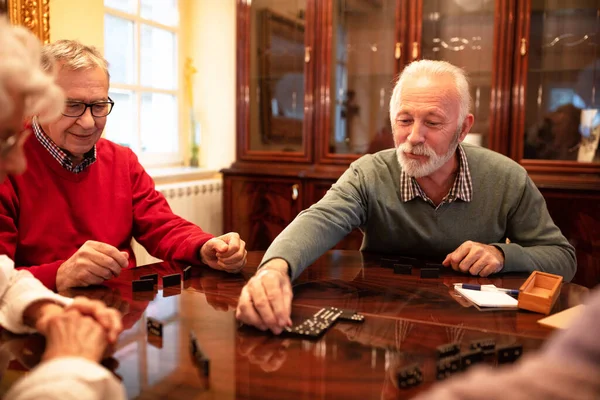 Orang Senior Duduk Meja Dan Bermain Domino Stok Foto Bebas Royalti
