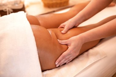 Kalça ve kalça bölgesi masajı, selülit azaltma konsepti.